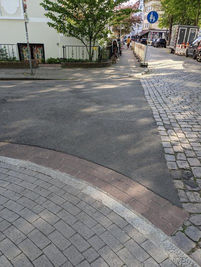 Straßeneinmündung und Übergänge Gehweg zu Straße