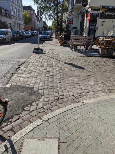 Übergang Gehweg zu Straße barrierefrei