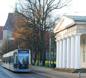 Wilhelm-Wagenfeld-Haus mit Straßenbahn, die vorbeifährt